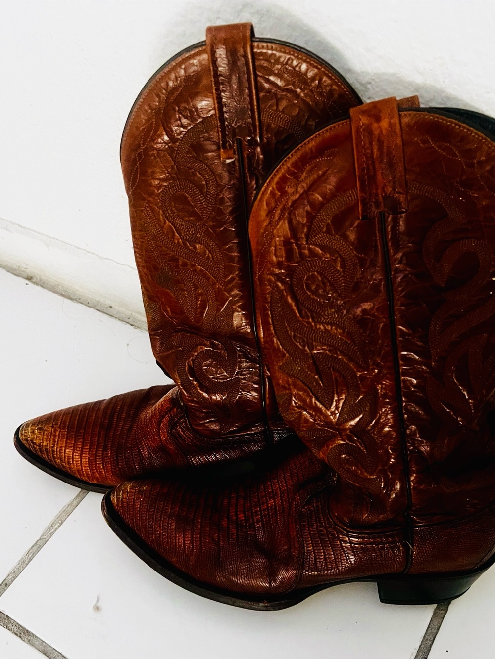 Men's Brown Leather Western Cowboy Boots with Intricate Stitching